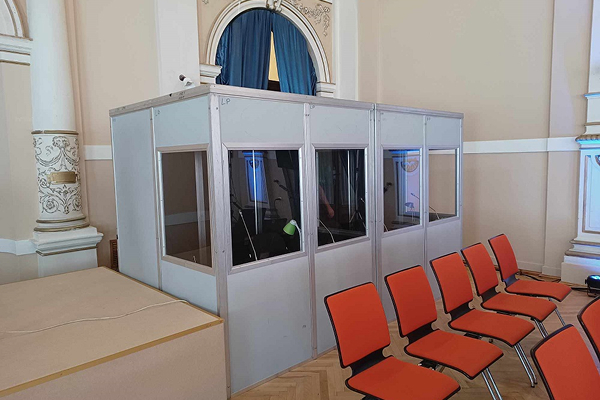 Kabiny do tłumaczeń symultanicznych i system audio na konferencji branżowej