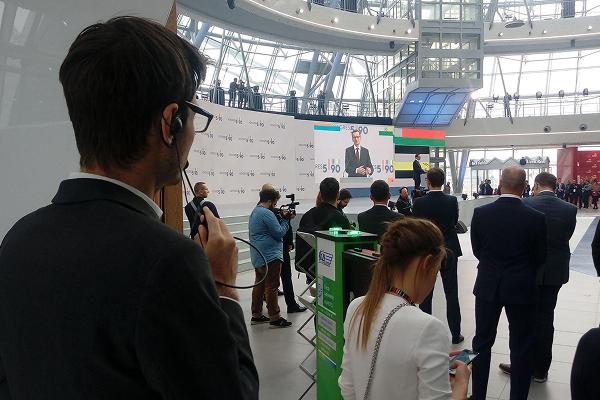 Tłumacz konferencyjny podczas szkolenia i warsztatów międzynarodowych