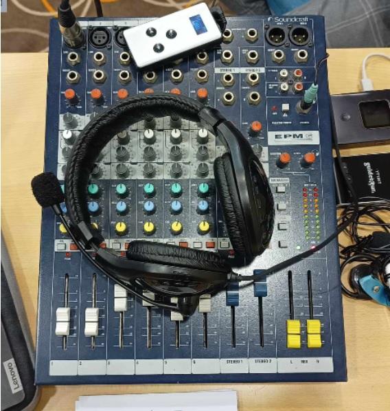 Kabina tłumaczeniowa i sprzęt symultaniczny podczas konferencji w Poznaniu