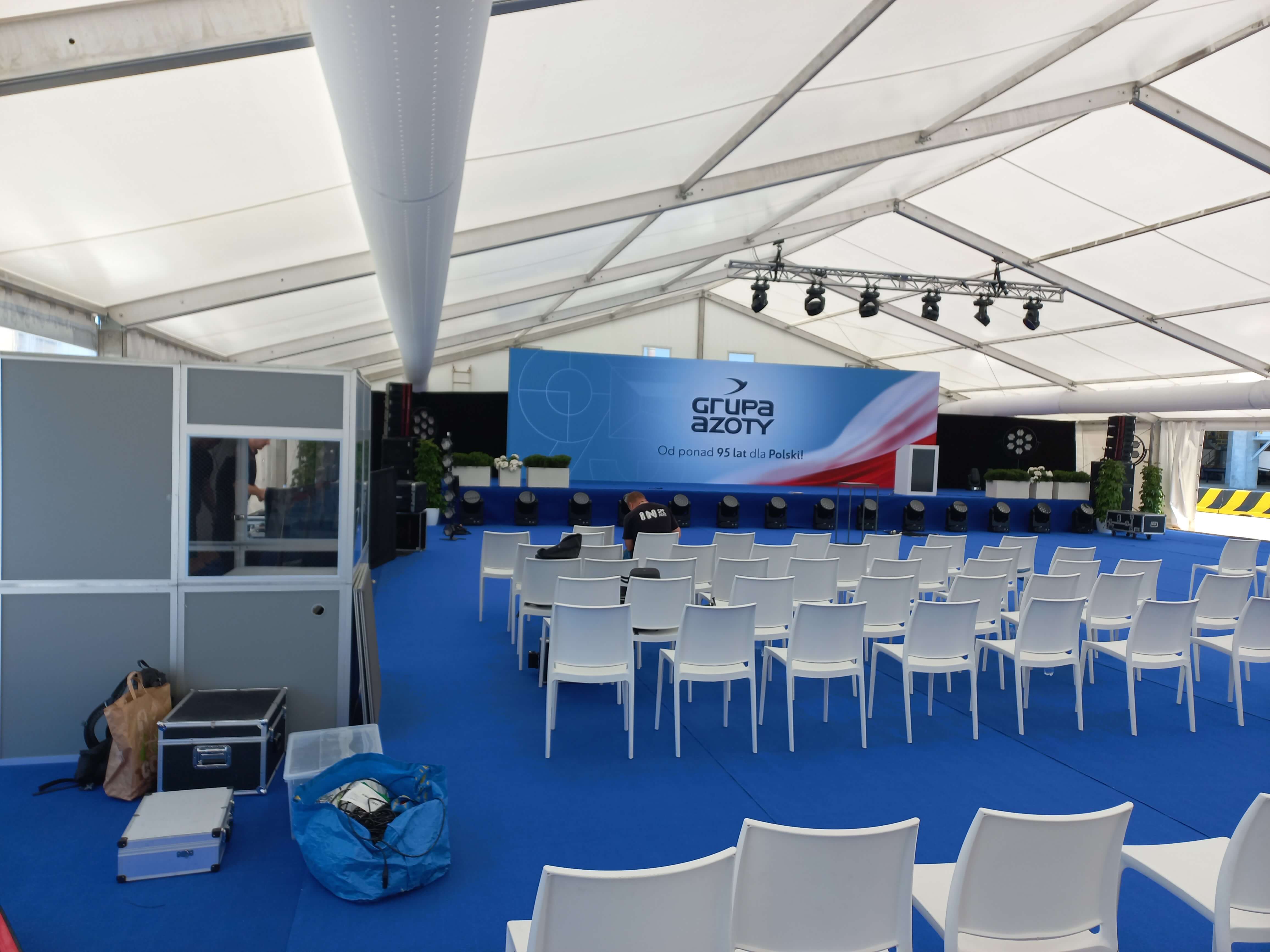 Tłumacz konferencyjny podczas wydarzenia instytucjonalnego